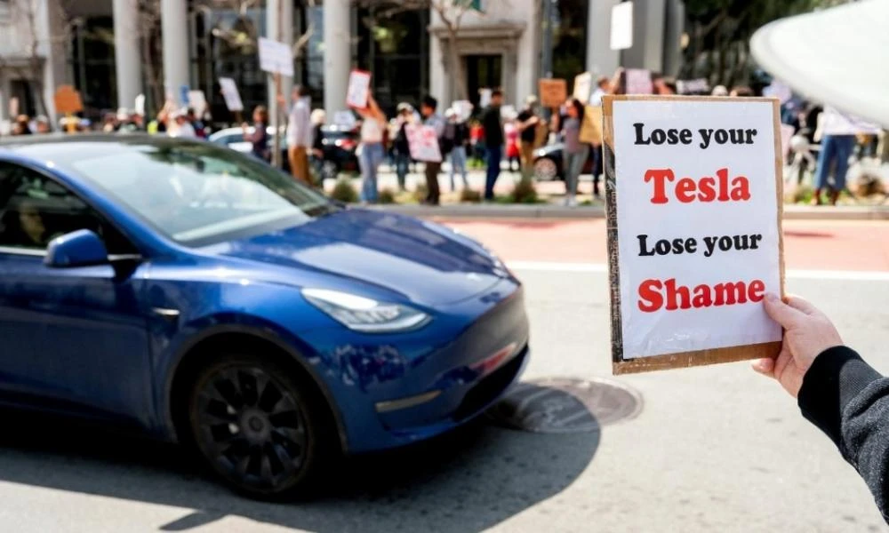 Γιγαντώνεται το «κίνημα» “Tesla Takedown”! Διαδηλώσεις έξω από τις αντιπροσωπείες σε ΗΠΑ, Καναδά και Ευρώπη